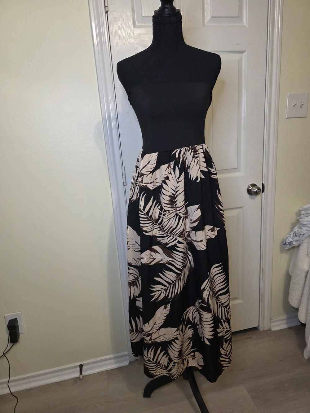 SHEIN Black Maxi Dress with Beige Tropical Leaf Print- Pockets!